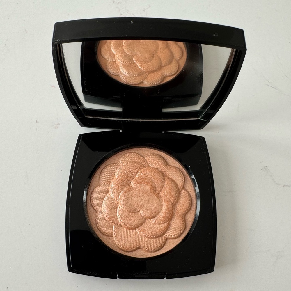 Chanel Reve de Camelia highlighter